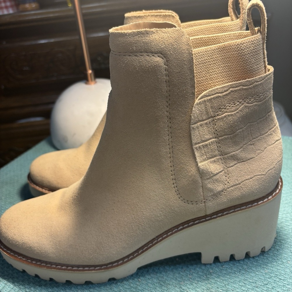 Dolce Vita‎ Women's Slip On Boots Faux Suede Light Cream Size 9 Y2K Preppy